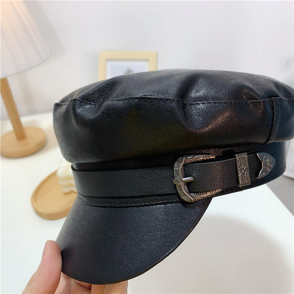 Beretă modernă din piele cu cataramă metalică