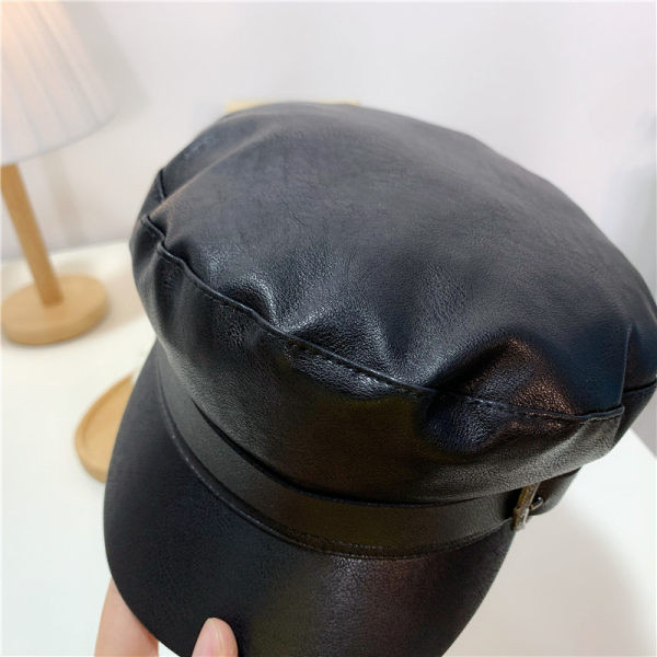 Beretă modernă din piele cu cataramă metalică