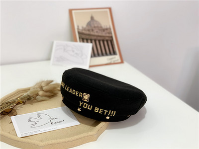 Beretă de primăvară cu decor metalic