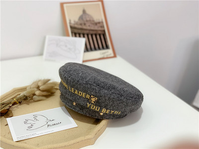 Beretă de primăvară cu decor metalic