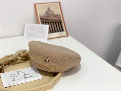 Beretă de primăvară cu decor metalic