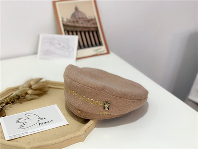 Beretă de primăvară cu decor metalic