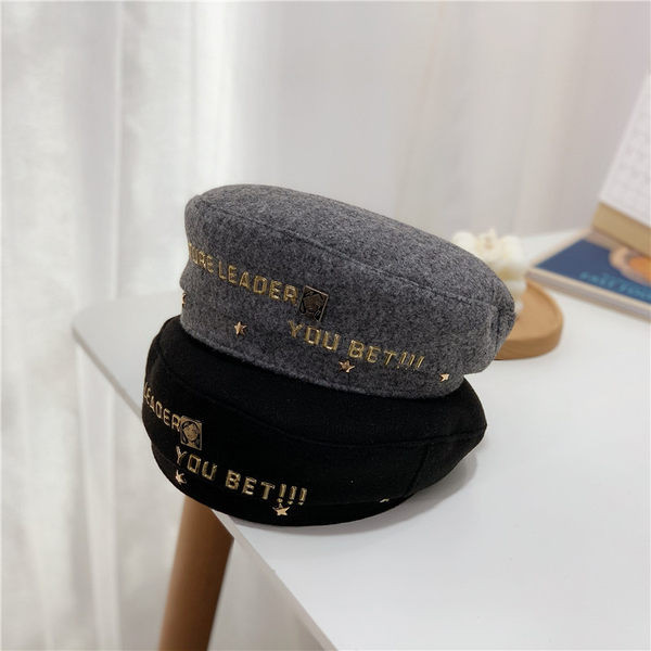 Beretă de primăvară cu decor metalic