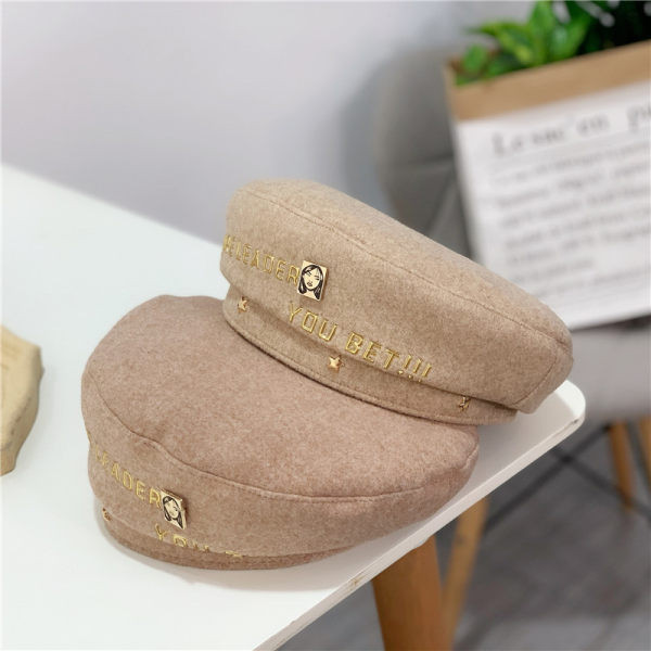 Beretă de primăvară cu decor metalic