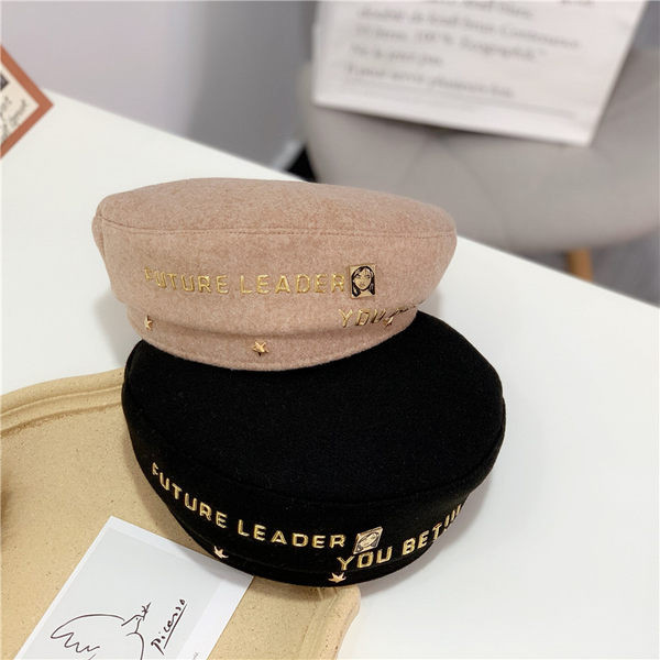 Beretă de primăvară cu decor metalic