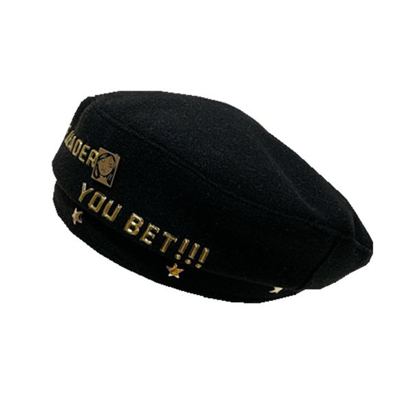 Beretă de primăvară cu decor metalic