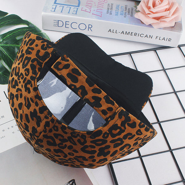 Palarie moderna de dama cu vizor si imprimeu animal