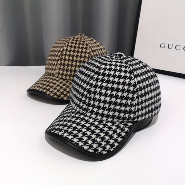 Palarie casual de dama in carouri cu viziera in maro si negru