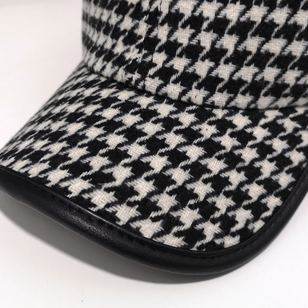 Palarie casual de dama in carouri cu viziera in maro si negru