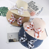 Γυναικείο ψάθινο καπέλο με καρό κορδέλα