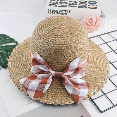 Γυναικείο ψάθινο καπέλο με καρό κορδέλα