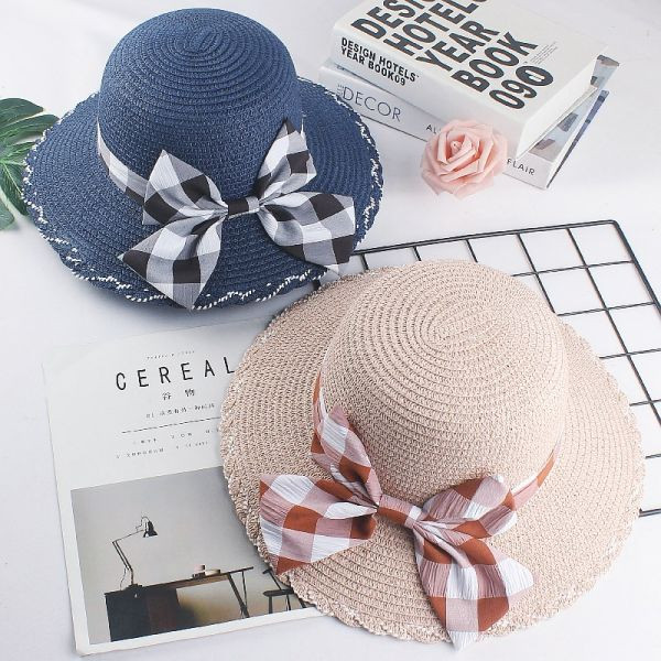 Γυναικείο ψάθινο καπέλο με καρό κορδέλα