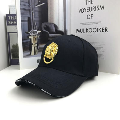 Palarie moderna de dama cu element metalic si vizor