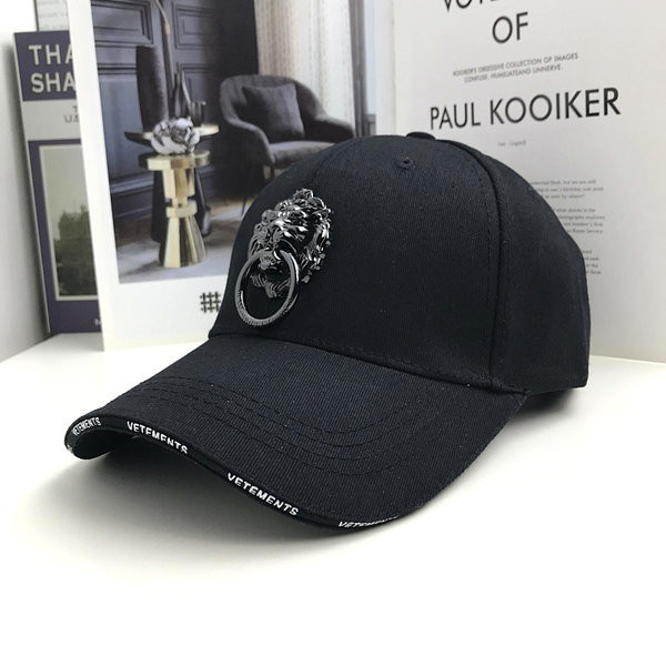 Palarie moderna de dama cu element metalic si vizor