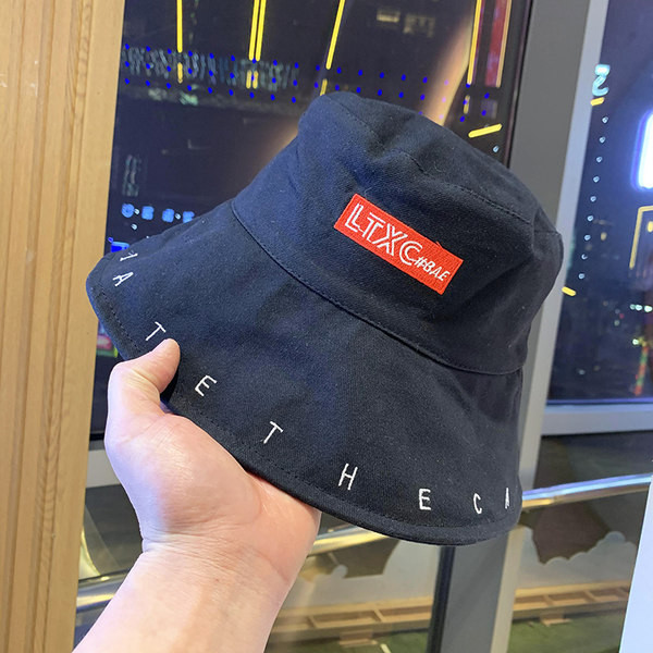 Pălărie casual de damă cu o literă din metal - tip idiot