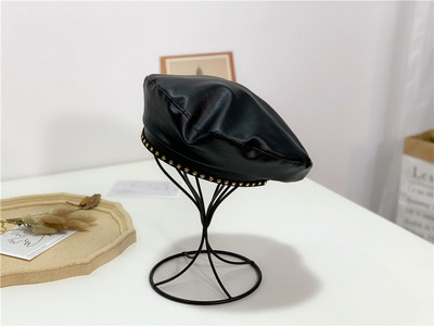 Beretă damă din piele cu carouri metalice