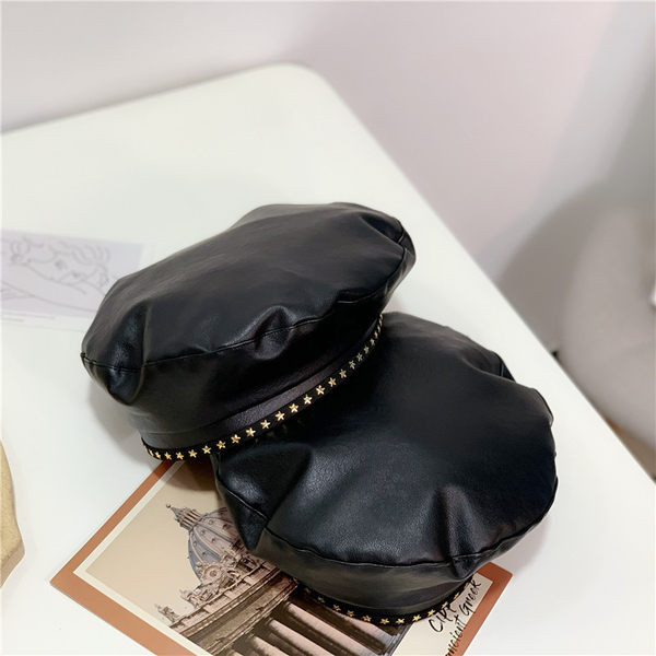 Beretă damă din piele cu carouri metalice