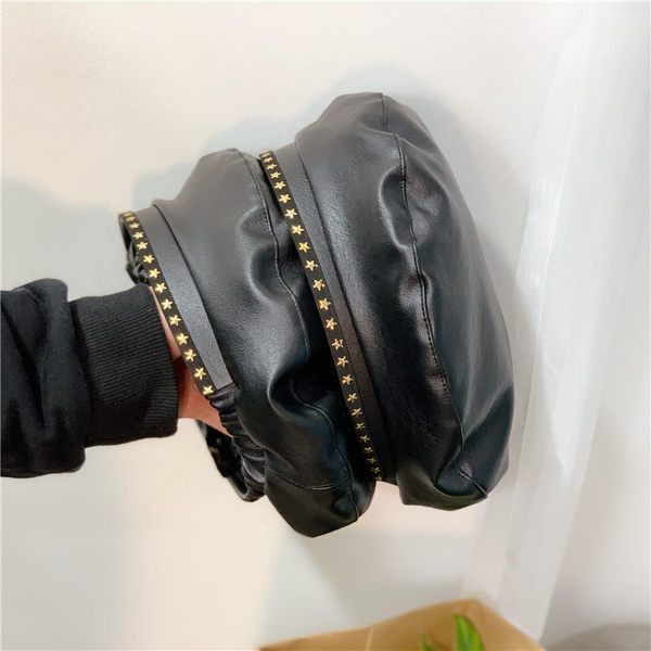 Beretă damă din piele cu carouri metalice