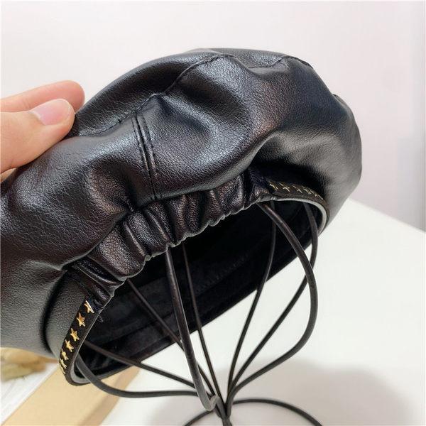 Beretă damă din piele cu carouri metalice