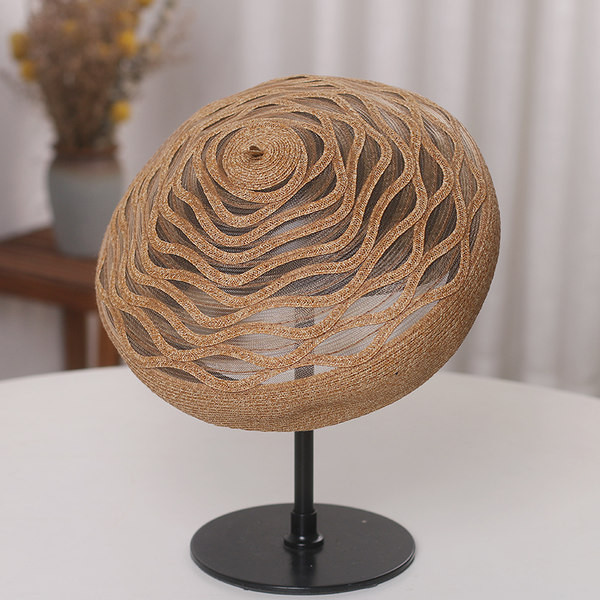 Palarie de dama tip bereta potrivita pentru primavara