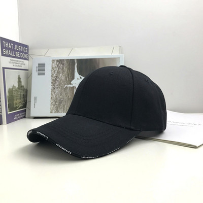 Pălărie modernă pentru femei cu vizor - în mai multe culori