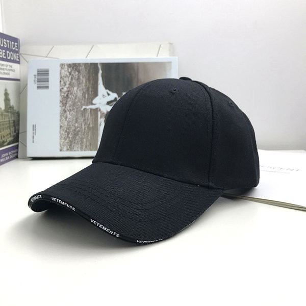 Pălărie modernă pentru femei cu vizor - în mai multe culori