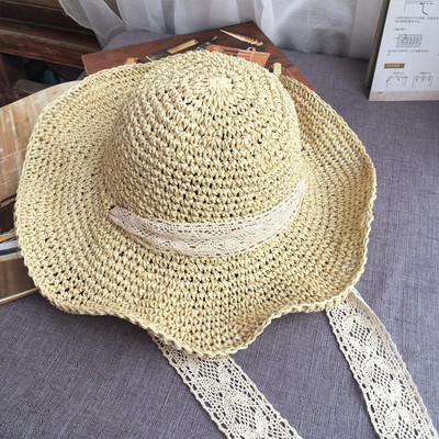 Palarie de dama tricotata cu panglica de dantela