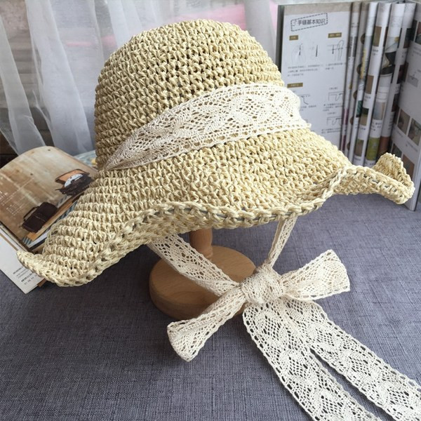 Palarie de dama tricotata cu panglica de dantela