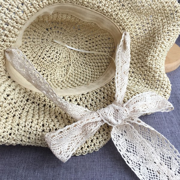 Palarie de dama tricotata cu panglica de dantela