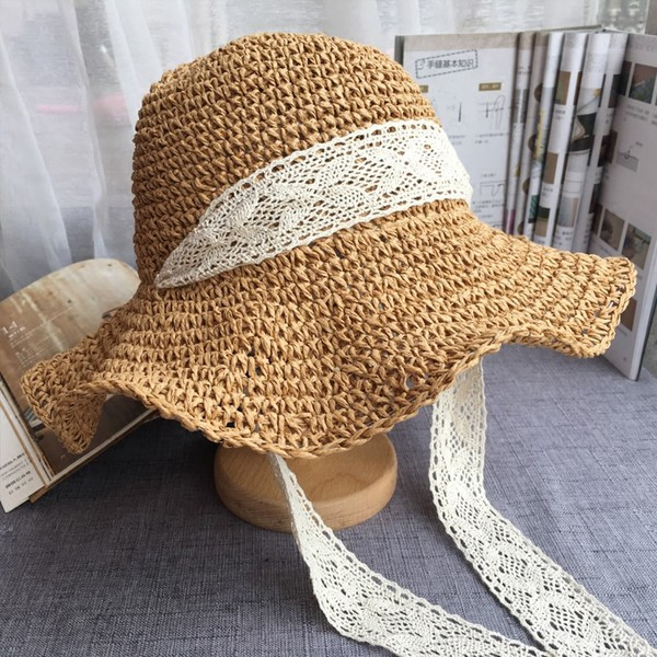 Palarie de dama tricotata cu panglica de dantela