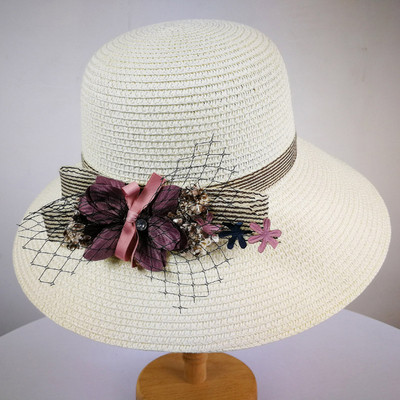 Γυναικείο καπέλο διακοσμημένο με λουλούδια και γείσο