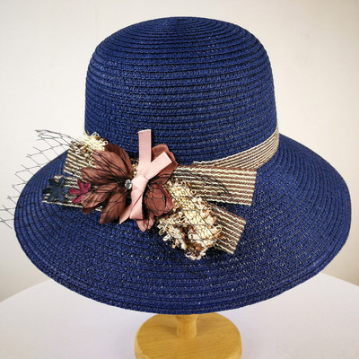 Γυναικείο καπέλο διακοσμημένο με λουλούδια και γείσο