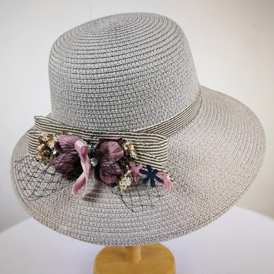Γυναικείο καπέλο διακοσμημένο με λουλούδια και γείσο