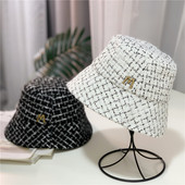 Karirani ribarski šešir s metalnim ukrasom