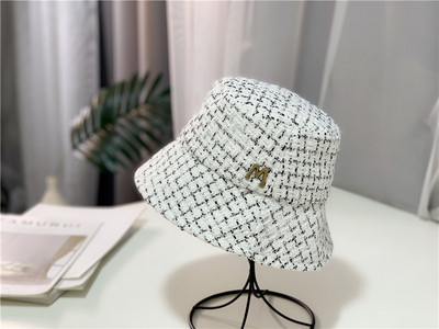 Karirani ribarski šešir s metalnim ukrasom