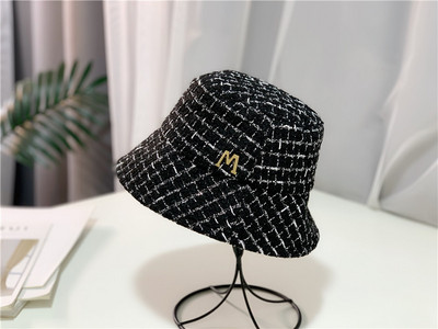 Karirani ribarski šešir s metalnim ukrasom