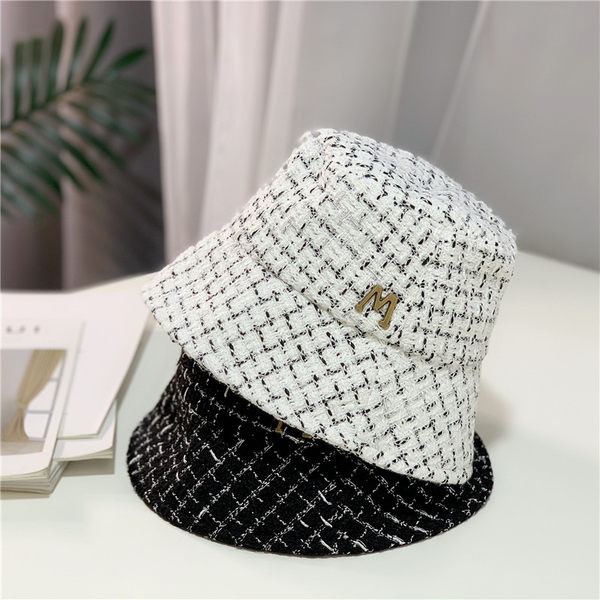 Karirani ribarski šešir s metalnim ukrasom