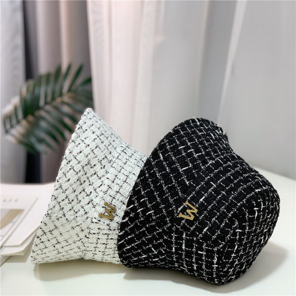 Karirani ribarski šešir s metalnim ukrasom