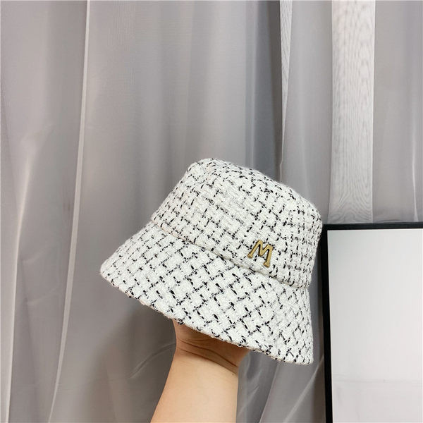 Karirani ribarski šešir s metalnim ukrasom