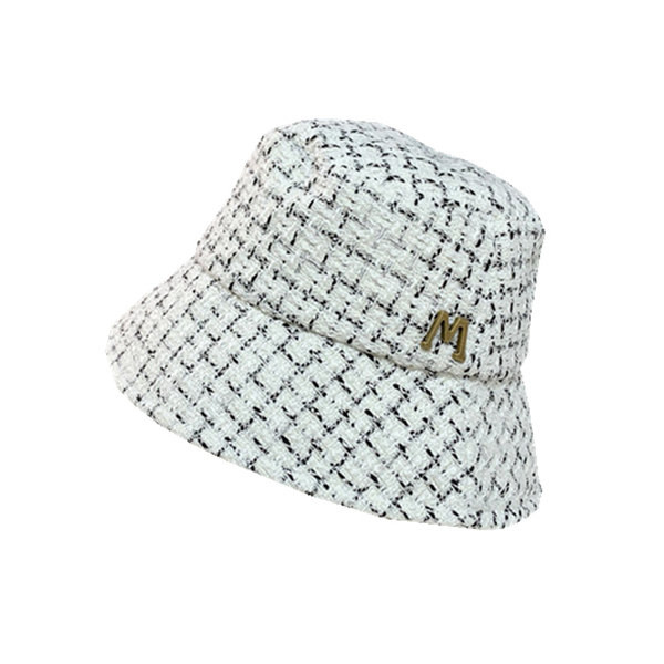 Karirani ribarski šešir s metalnim ukrasom