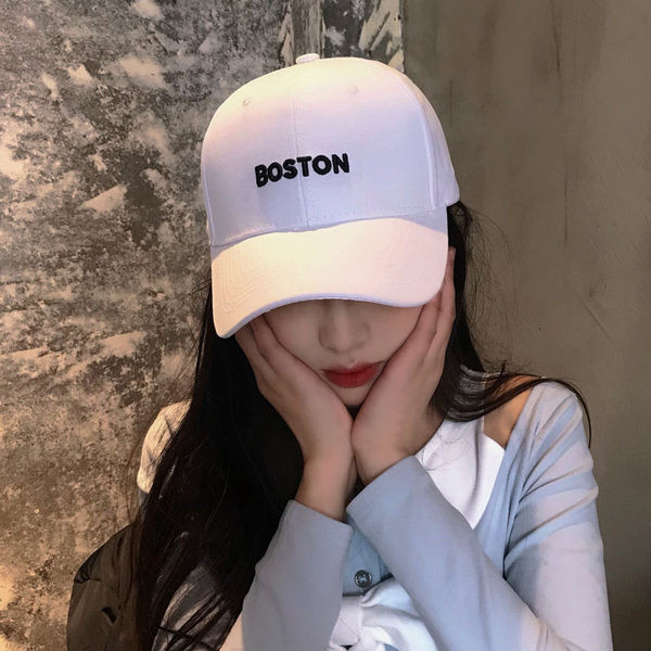 Γυναικείο καπέλο με επιγραφή σε διαφορετικά χρώματα