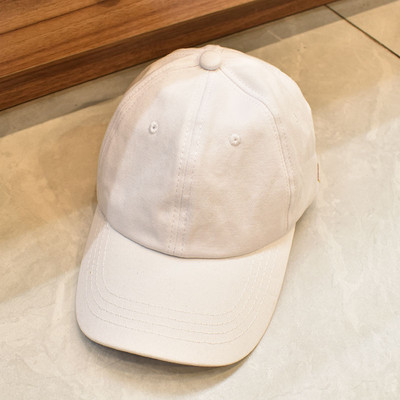 Ležerna kapa s vezom i šilterom