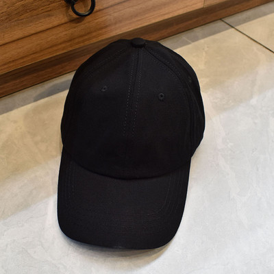 Ležerna kapa s vezom i šilterom