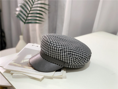 Bereta in carouri cu viziera din piele ecologica