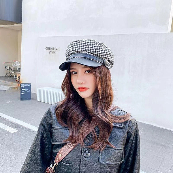 Bereta in carouri cu viziera din piele ecologica