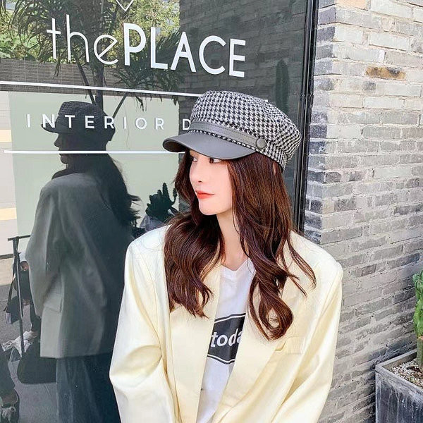 Bereta in carouri cu viziera din piele ecologica