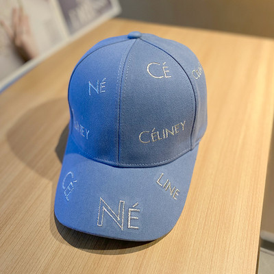 Pălărie de damă cu inscripții și vizor