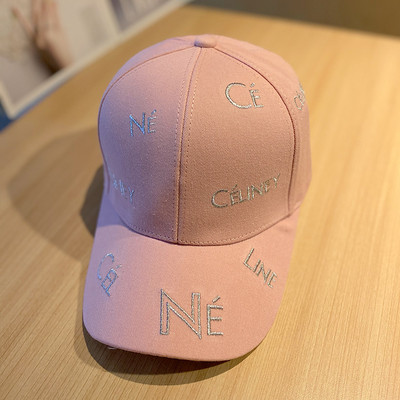 Pălărie de damă cu inscripții și vizor