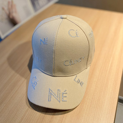 Pălărie de damă cu inscripții și vizor