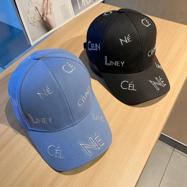 Pălărie de damă cu inscripții și vizor